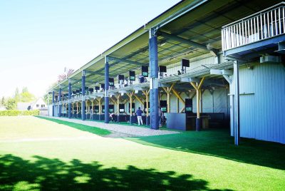 Golflounge Resort Abschlag Golfspieler