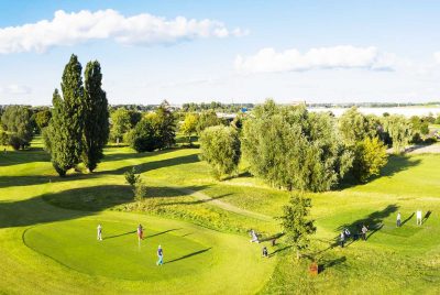Golflounge Resort grün Rasen Golfspieler