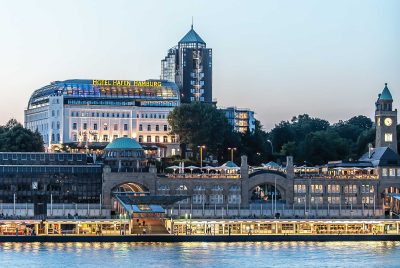 Hotel Hafen Hamburg Aussenansicht Landungsbrücken Abendstimmung