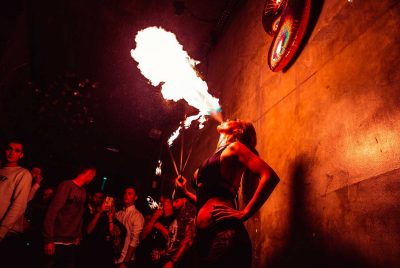 Noho Full House nights Feuerspuckerin